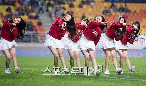 [포토] 여자친구, 축구장 분위기를 UP!