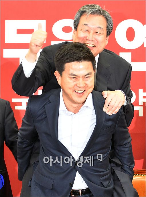 [포토]엄지손가락 치켜든 김무성 대표