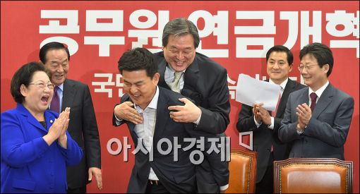 [포토]활짝 웃는 김무성 대표