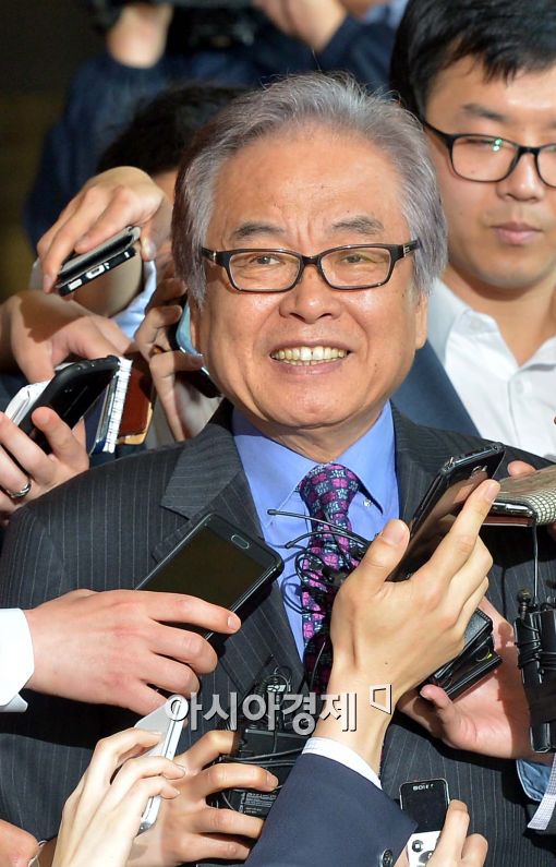 [포토]취재진들의 질의에 답하는 박범훈 전 청와대 수석