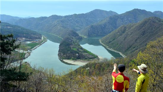 둔주봉 전망대에서 반전된 한반도 지형을 바라보는 여행객들.