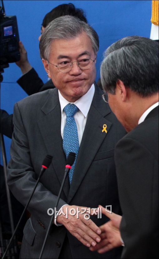 [포토]악수하는 문재인·우윤근