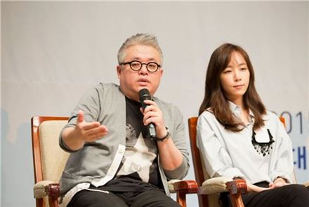 김형석 공동 총괄 디렉터(왼쪽)와 김이나 작사가
