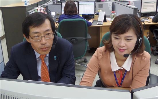 김인환 하나생명 대표(왼쪽)가 대전에 위치한 고객지원센터를 방문해 '일일 고객상담사 체험'을 하고 있다. 
