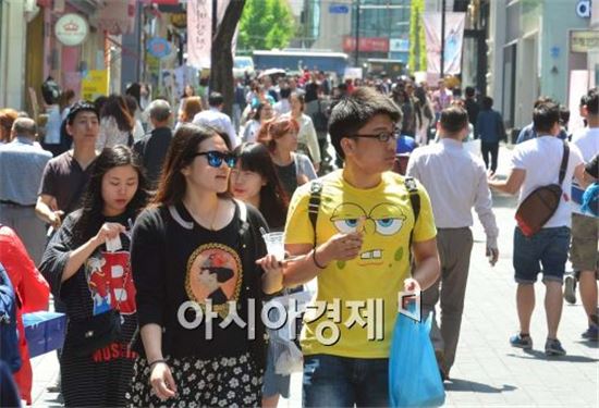 지난해 노동절 연휴 한국을 찾은 중국인 관광객들이 명동에서 쇼핑을 즐기고 있다. 