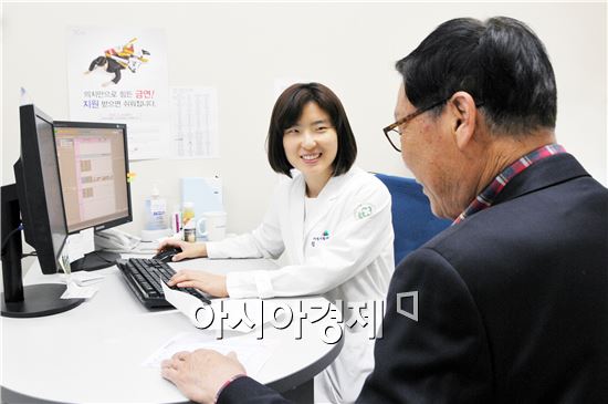 화순전남대병원 금연캠프 실무팀장인 김선 교수가 환자와 상담하고 있다.