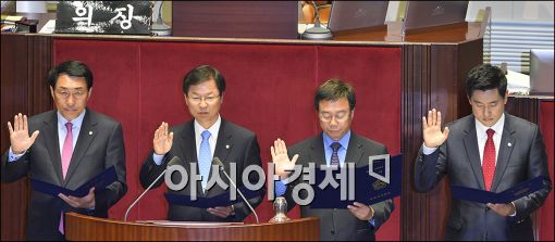 [포토]"오늘부터 국회의원입니다"