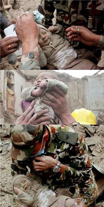네팔 지진서 갓난아기 구조. 사진출처=데일리메일