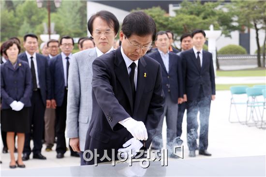 천정배 당선자는 망월동 5·18민주묘역을 찾아 헌화와 분향을 하며 참배했다.
