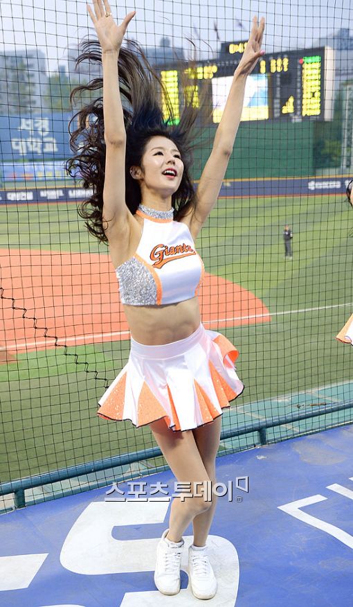 [포토] 박기량, '야구장 분위기 업~'