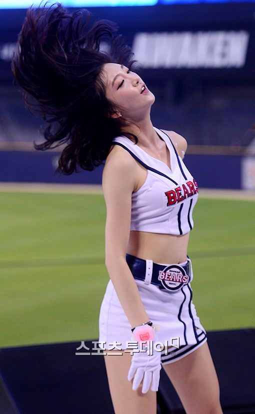 [포토] 두산 치어리더, 머리 넘김도 섹시하게~