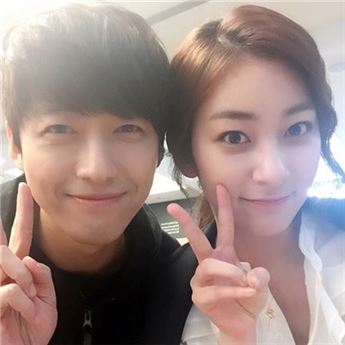 왕지원, 남궁민과 얼굴 맞댄 채 '브이'…무슨사이?