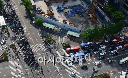 [포토]노동절 행진 행렬에 차량들 유턴 행렬 