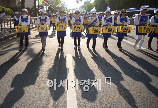 [포토]장바구니 들고 거리로 나선 노동자들 