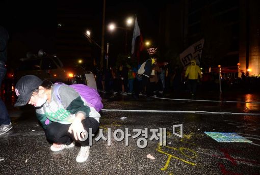 [포토]경찰, 세월호 청와대 행진 참가자에게 캡사이신 물대포 쏴