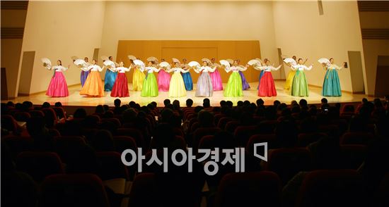 부산대학교(총장 김기섭)와 전남대학교(총장 지병문)가 빛고을 광주에서 화합과 감동의 한마당을 연출했다.

