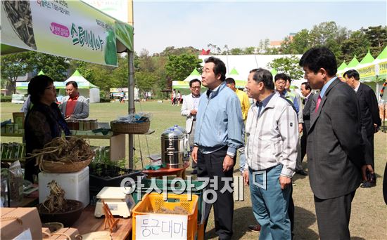 [포토]함평나비축제장에서 대화하는 이낙연 전남도지사