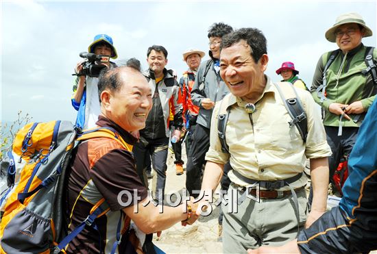 윤장현 광주광역시장은 2일 무등산 정상을 시민은 물론 외지 탐방객이 아름다운 비경을 봄꽃과 함께 만끽 할수있도록 무등산 정상 개방행사을 가졌다. 이날 윤 시장이 등산객들과 악수를 하면서 환하게 웃고있다. 사진제공=광주시
