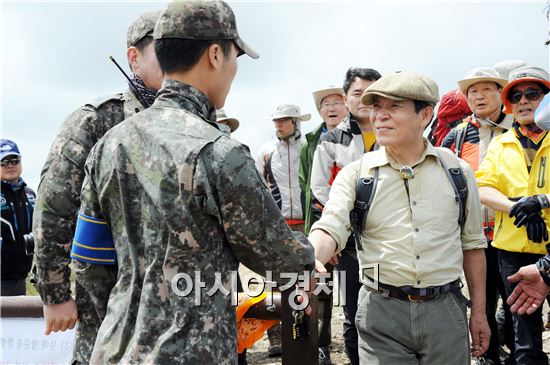 [포토]무등산 정상에서 군인들 격려하는 윤장현 광주시장