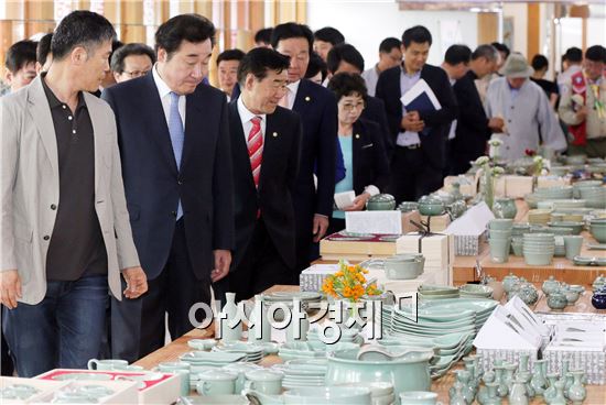 강진청자판매장 개장식이 2일 오후 강진군 대구면 청자판매장에서 열린 가운데 이낙연 전남도지사와 강진원 강진군수, 주요 내빈들이 판매장을 둘러보고 있다. 사진제공=전남도
