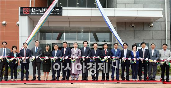 [포토]이낙연 전남도지사, 한국민화미술관 개관식 참석