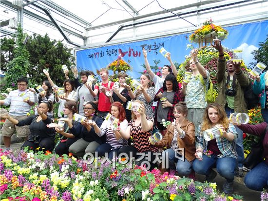 [포토]함평나비축제장에서 나비 날리기 체험하는 외국인들 