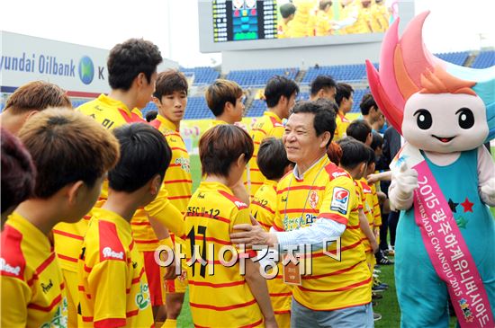 [포토]광주FC 선수단 격려하는 윤장현 광주시장