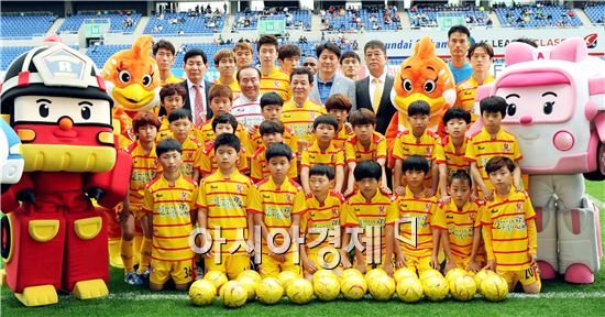 [포토]광주FC 선수단과 기념촬영하는 윤장현 광주시장