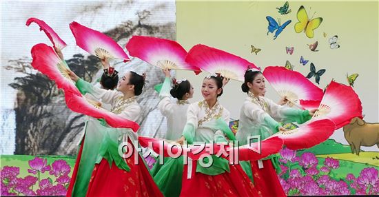 [포토]함평나비축제장에 수놓은 화려한 부채춤