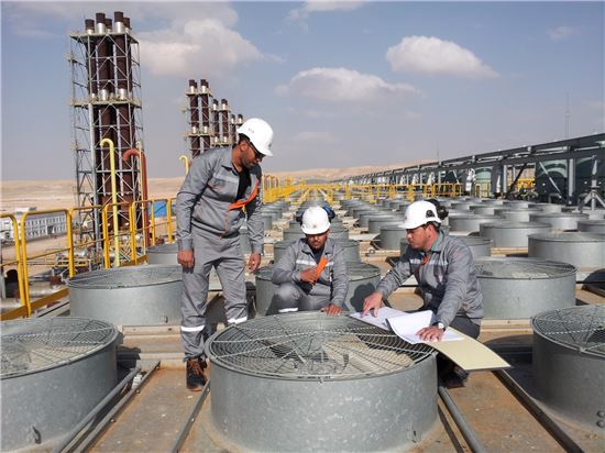 한국전력은 지난 30일(현지시간) 요르단에서 2번째 화력발전소인 암만아시아 발전소를 준공했다. 요르단 암만아시아 발전소에서 현지 근무자들이 설비를 점검하고 있는 모습.