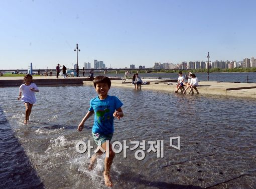 [포토]파란 하늘 아래 물놀이 즐기는 어린이들