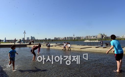 [포토]'파란 하늘 아래 물놀이'