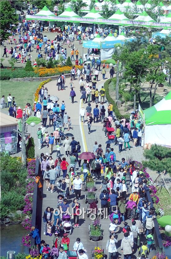 어린이날인 5일 제17회 함평나비대축제를 찾은 관람객들이 인산인해를 이룬 가운데 꽃과 나비를 보면서 휴일을 만끽하고 있다.