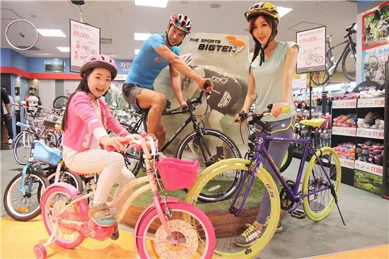 5일 서울시 성동구 이마트 성수점 스포츠 매장에서 모델들이 이마트가 국내 대형마트 최초로 공장직거래, 자체디자인을 통해 독자적으로 개발한 PL 자전거를 선보이고 있다.
