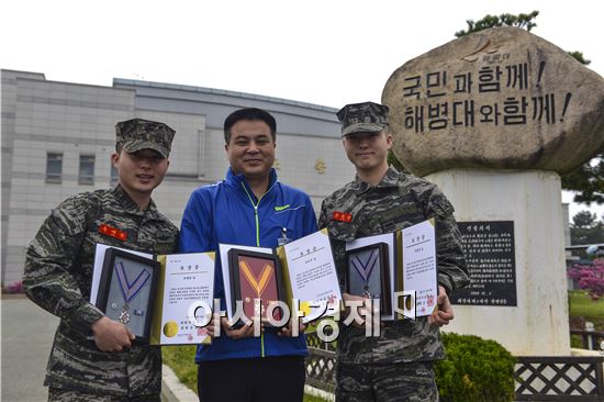 헌혈만 115회… 헌혈왕 해병대 3부자