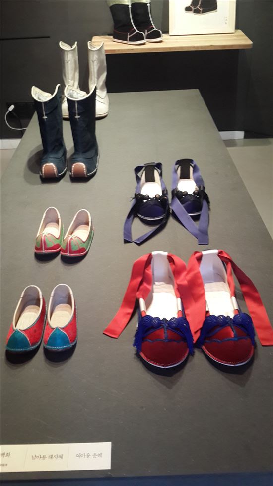 (왼쪽 맨 윗줄부터)백화, 목화, 남아용 태사혜, 여아용 운혜. (오른쪽 윗줄부터)청석과 적석.