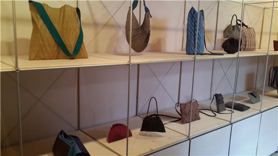 옛날 전통 '접기 기법'을 활용한 가방들.