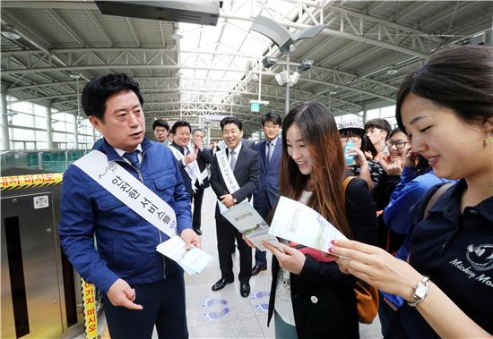 정찬민시장 "용인경전철 어때요?"…민생체험 나서