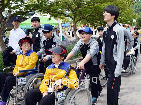함평군보건소(소장 박성희)가 6일 장애인과 가족을 초청해 나비축제 봄나들이에 나섰다.
