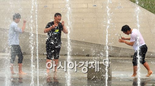[포토]오늘은 입하....더위 식히는 어린이들