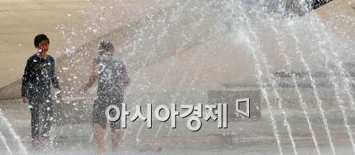 [포토]'시원한 물줄기를 맞으며'