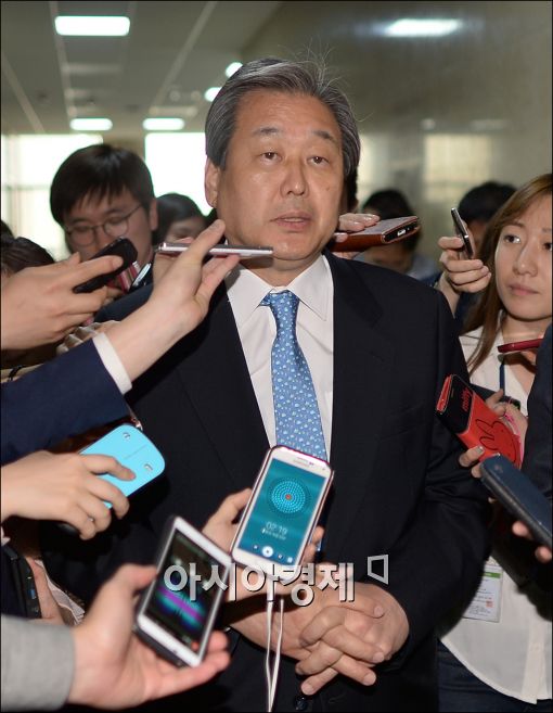 [포토]질문 공세 받는 김무성 대표