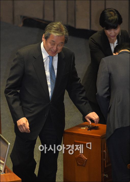 [포토]투표하는 김무성 대표