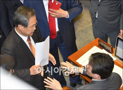 [포토]본회의장에서 만난 여야 원내대표