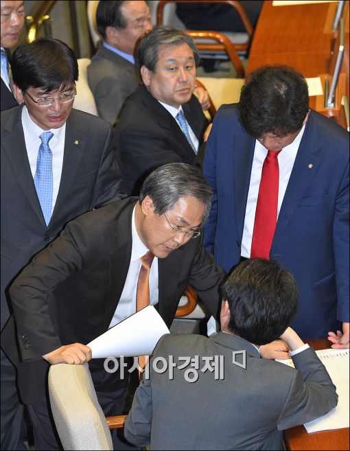 [포토]이야기 나누는 유승민·우윤근