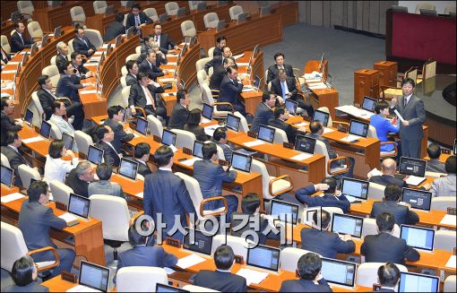 [포토]"본회의장을 떠나지 마세요"