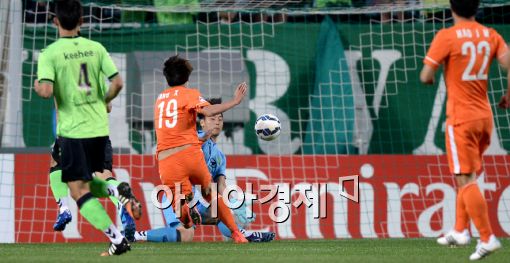 [포토]권순태 골키퍼, '위기 넘기는 슈퍼세이브'
