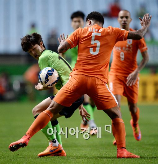 [포토]공 다투는 이재성