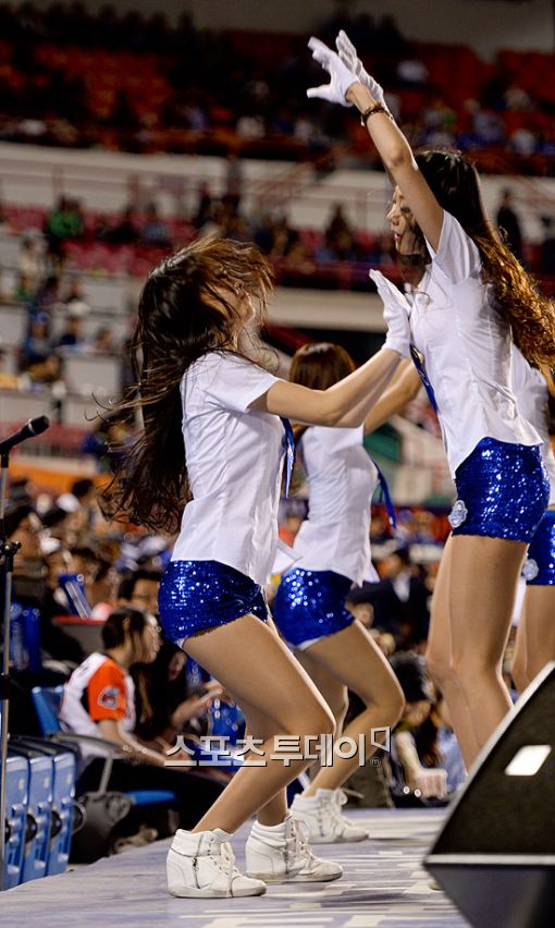 [포토] 삼성 치어리더, 아찔한 터치