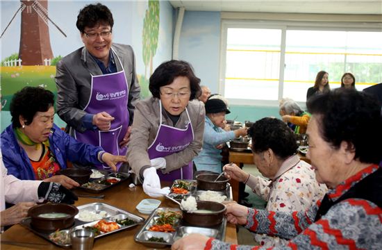 [포토]강남구, 어버이날 앞두고 어르신 식사 대접